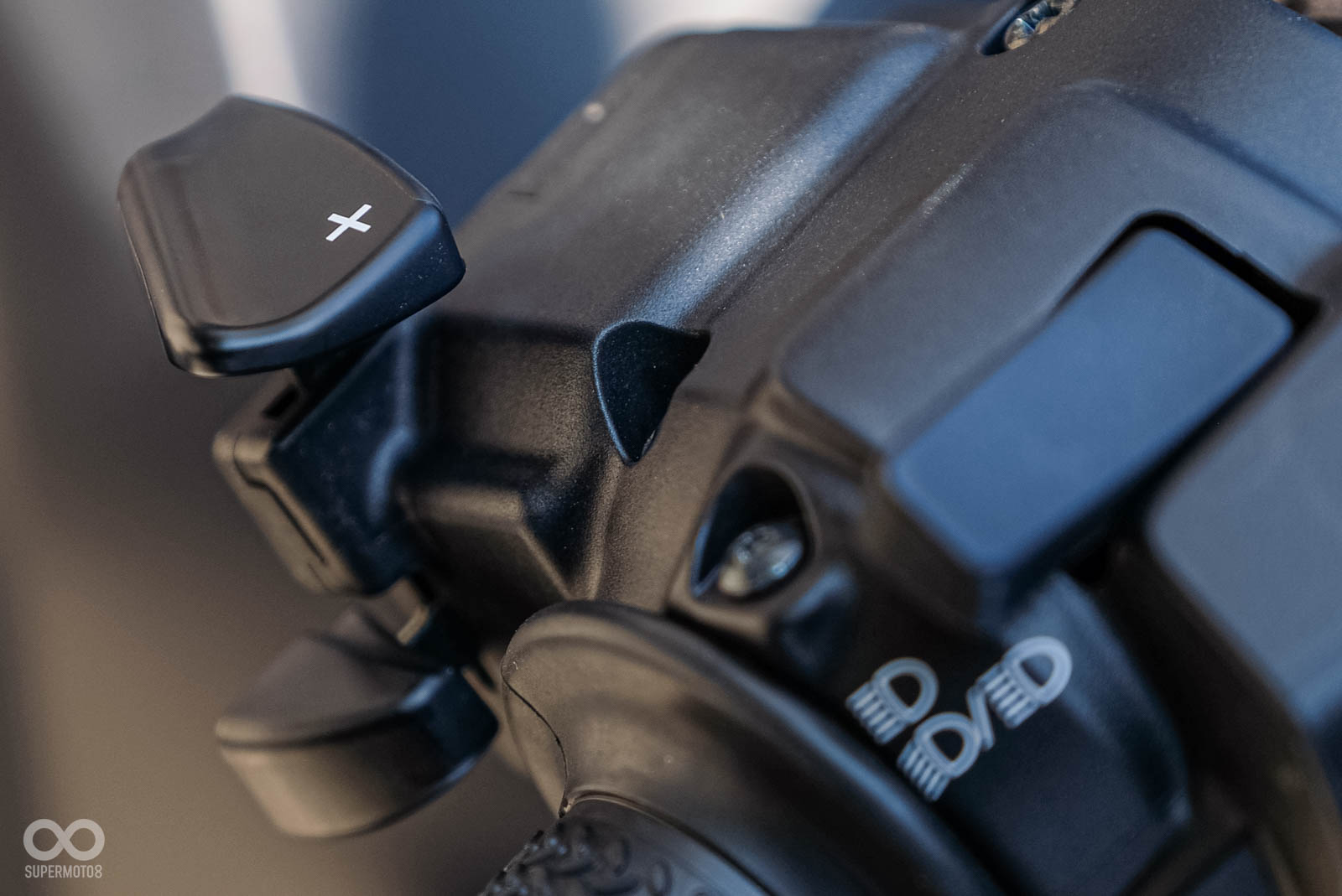 換檔撥片位於左手開關下方，可透過食指與大拇指進行升降檔