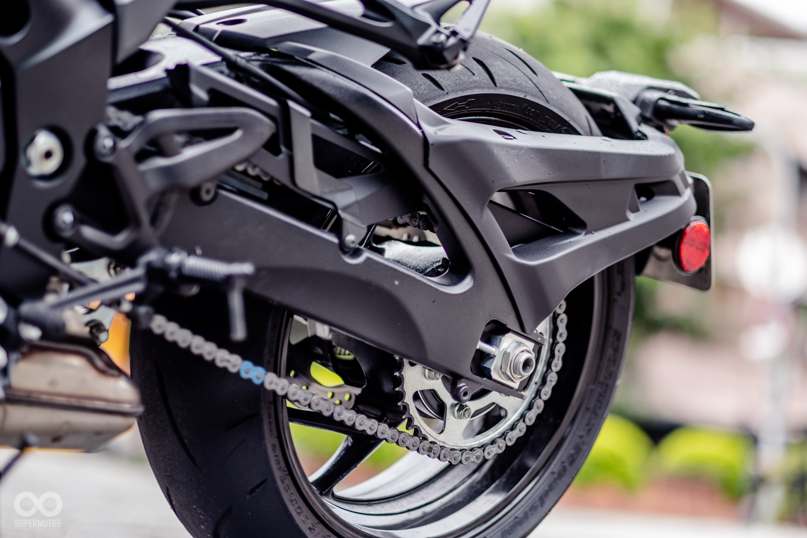 牌架從後搖臂延伸出去,一體感的設計視覺上相當不錯