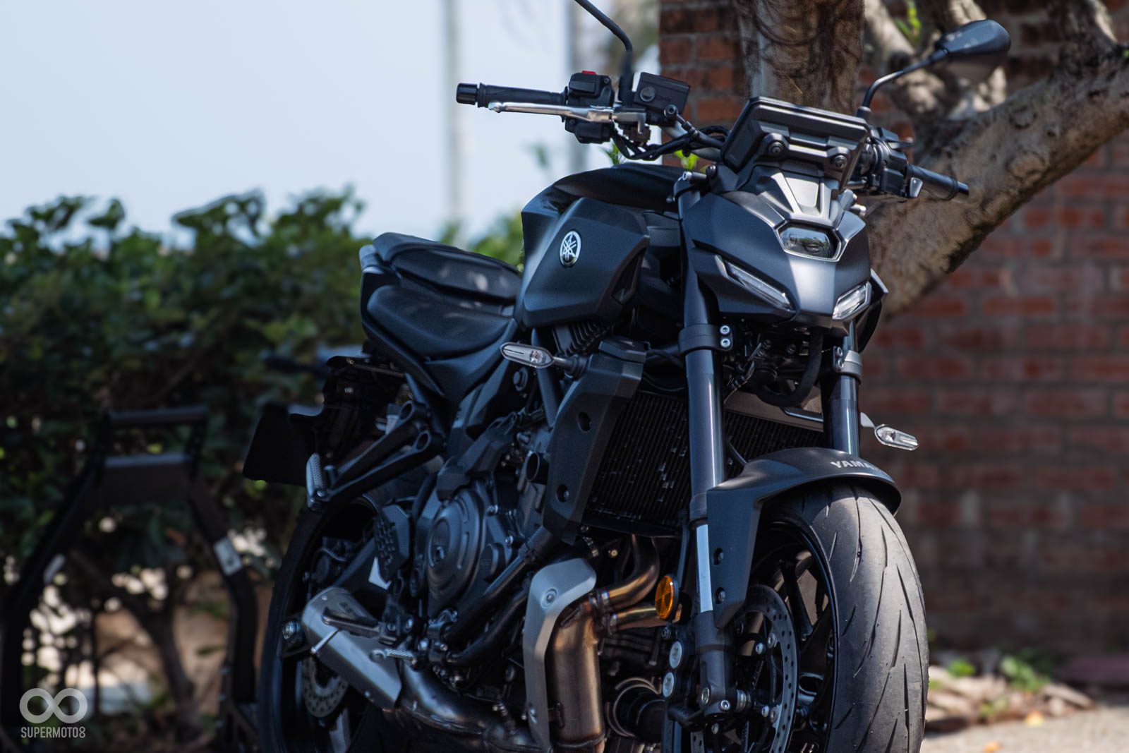 過往被挑惕已久的前避震器，這次改款終於給你倒立式前叉，光視覺效果就贏一半