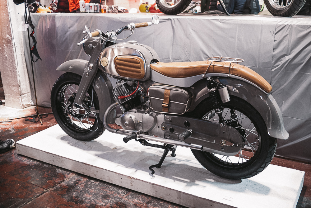 由MOTO MUCCI 工作室改裝的1962 HONDA C95是前幾年展場上受到矚目的作品之一,選用大量皮革和低彩度車身配色,投射出創作者的想法和美學觀點,摩托車不只是一輛代步工具而已。