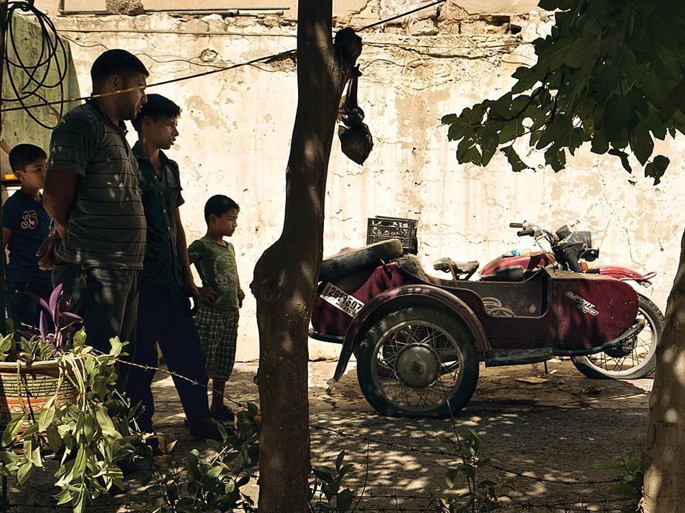 在Sangar的努力尋找之下，終於找到了這台停放在院子內的Ural邊車，在這棟飽受戰火摧殘的建築物內，這台Ural奇蹟似的沒有受到砲火的摧殘，存活了下來，也等到Carman與Nish來解救它，讓它有機會再次乘馳在路上！