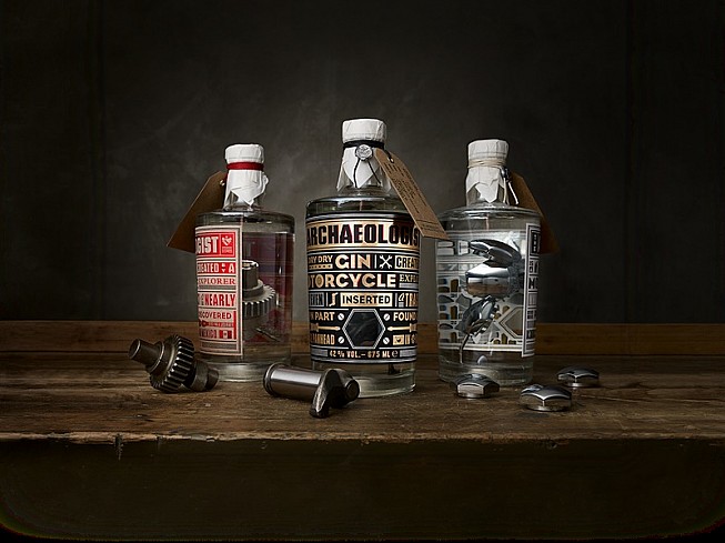 瓶身標示用懷舊風格設計,上面陳述每個零件的找尋歷史,是二輪愛好者的絕佳生活風格小物