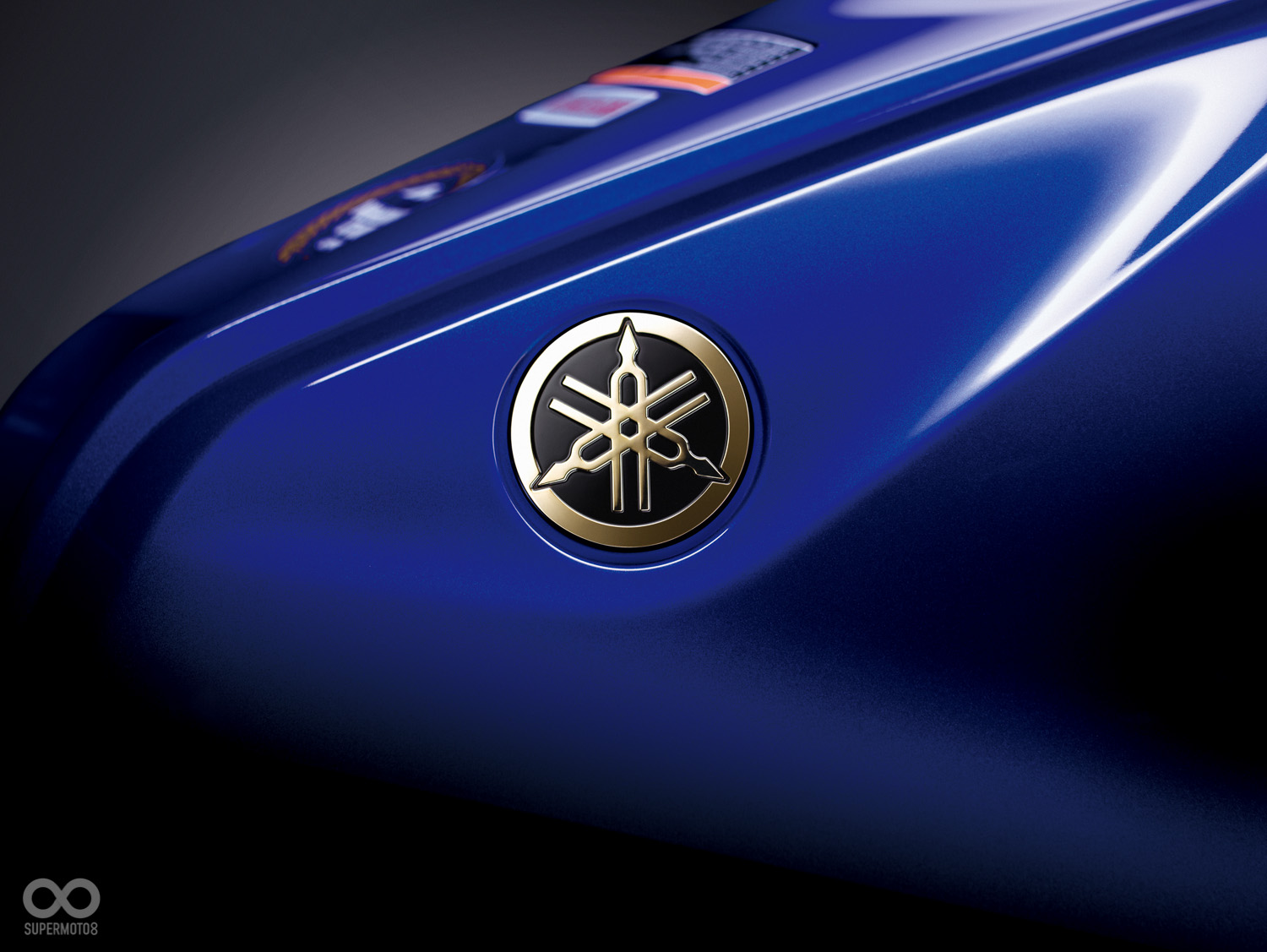 油箱金色YAMAHA音叉LOGO