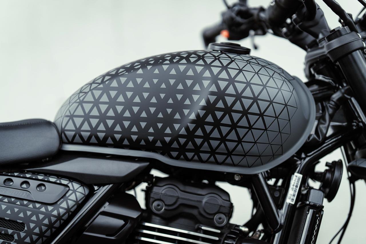 油箱、側蓋等部位都以很潮的格紋呈現