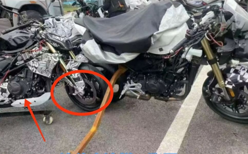 中國媒體捕捉到的間諜照,除了單搖臂的450SR外,還有疑似450NK的街車版本