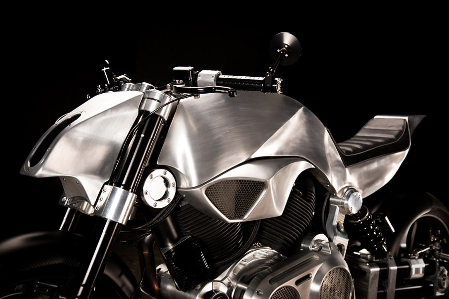 油箱是採用鋼板並以手工方式塑型打造