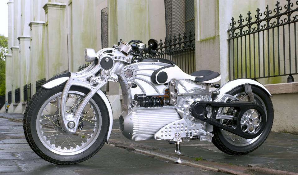 迥異的風格搭配鮮豔的色系，有一種衝突的美感