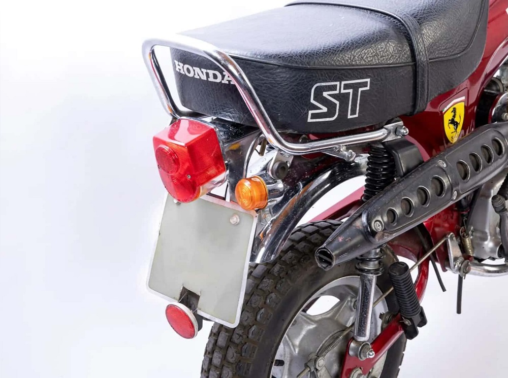 整輛車的外觀保持得相當完整,坐墊的ST標誌依然保留著