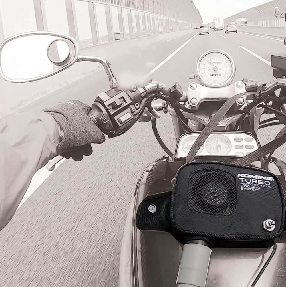 在如此炎熱的天氣下騎車，回到家一定都滿身大汗了，Komine為此推出了渦輪風扇油箱包