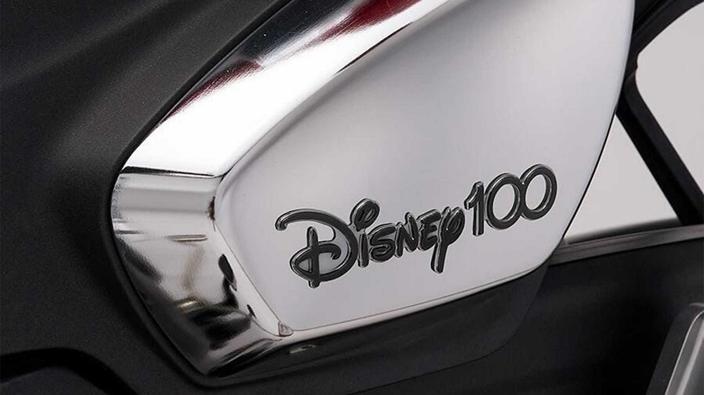 坐墊下方兩側的鍍鉻飾條上烙印著「Disney 100」字樣