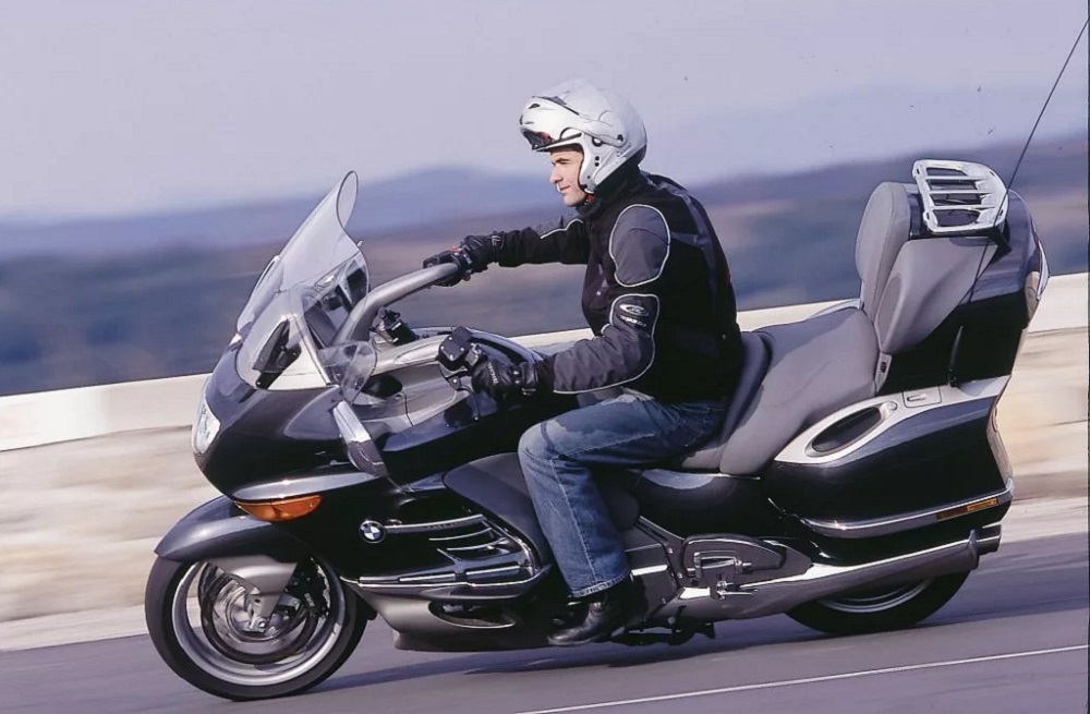 BMW於2004年推出的K 1200 LT車型,曾經搭載著電動中柱的設計