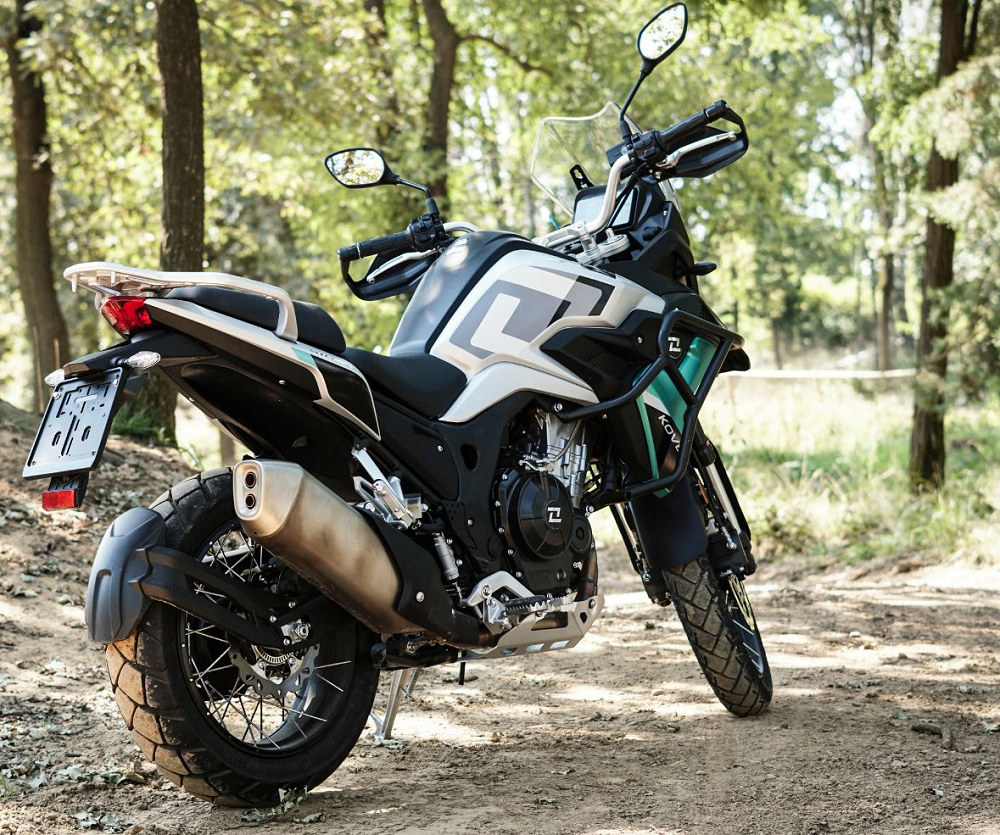 採用著前19吋、後17吋的鋼絲框,整輛車也相當適合到戶外冒險