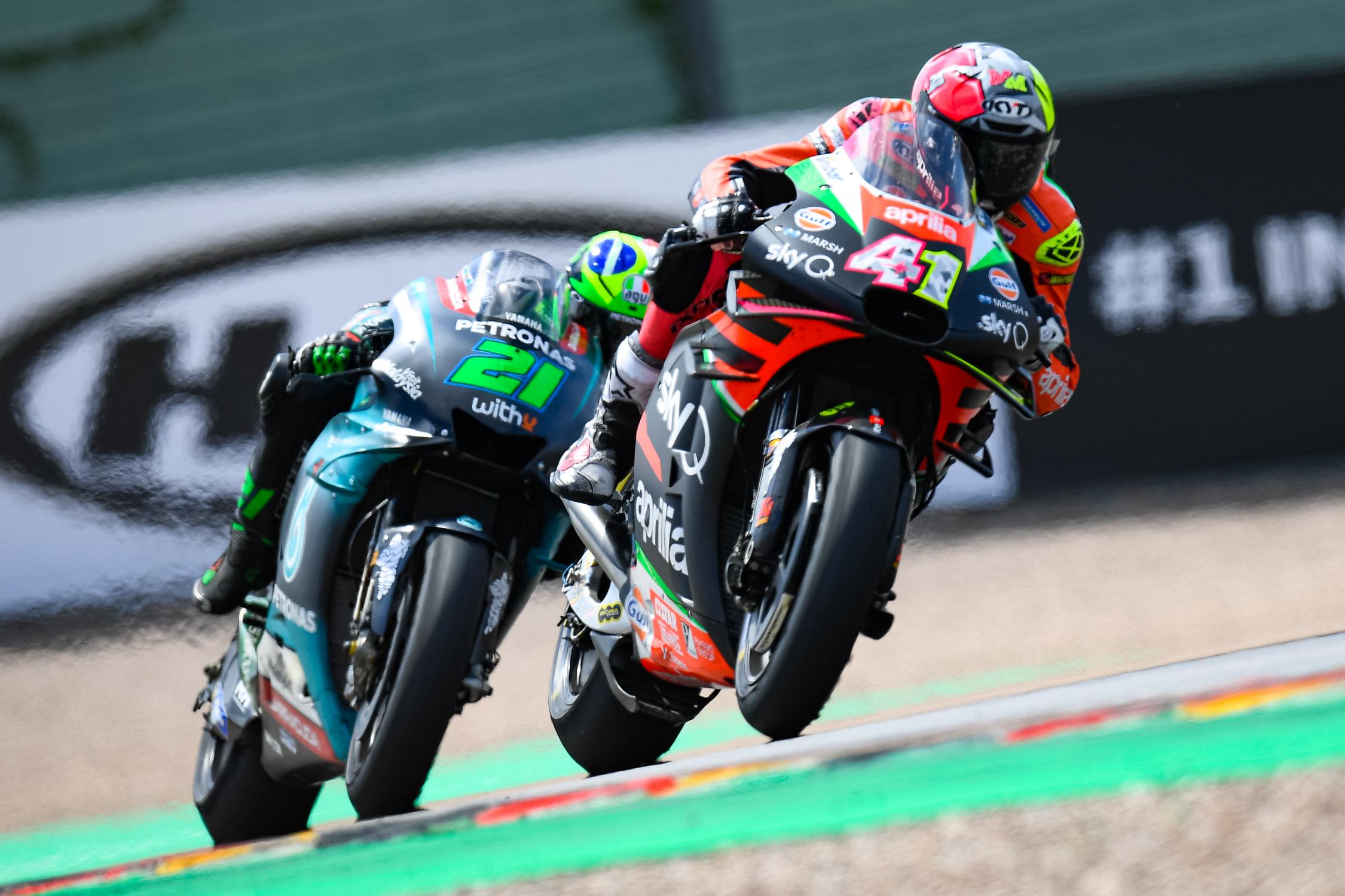 兩位廠隊車手必須共同合作來開發賽車