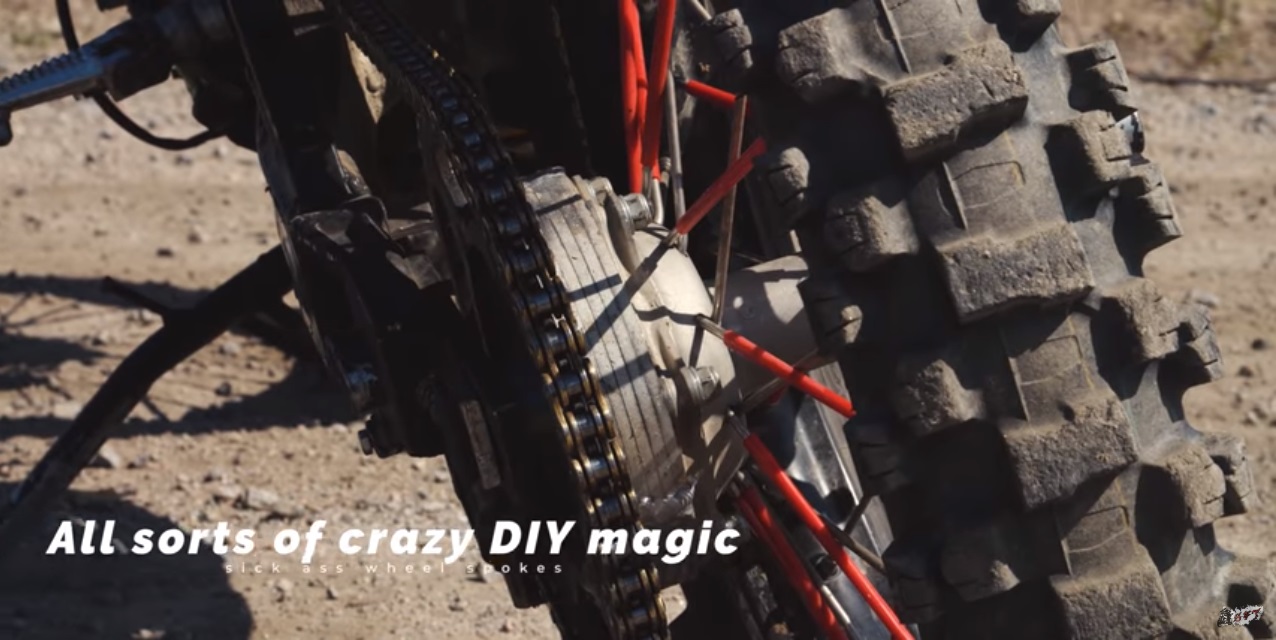 輪框換上大尺寸的鋼絲框以及越野用的巧克力胎