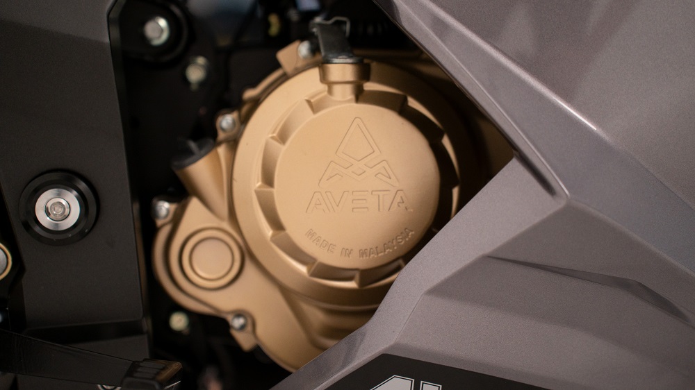 根據官方數據表示,VZR250搭載了一顆單缸水冷250c.c.引擎