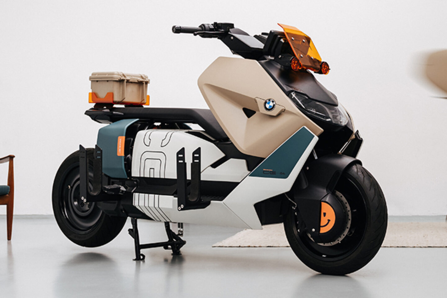 BMW CE 04 Vagabund Moto Concept活潑的設計，為充滿科技感的外型帶來錦上添花的效果