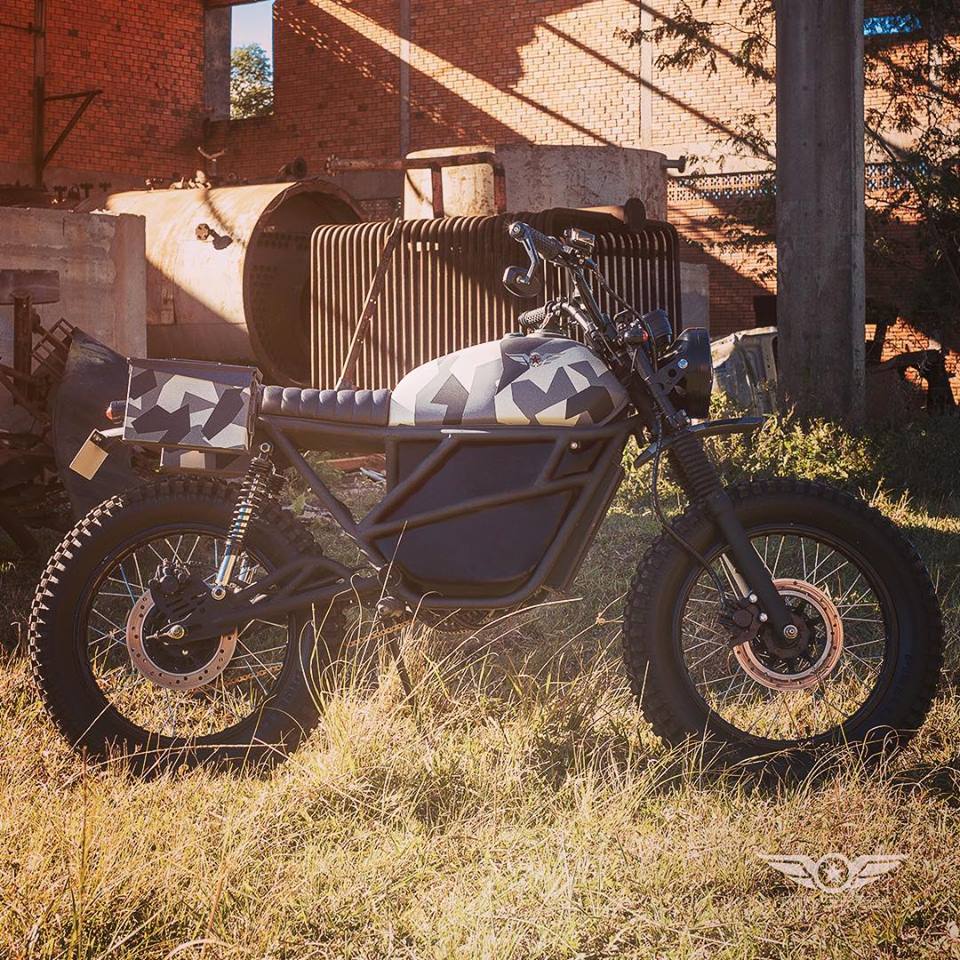 寬大厚實的輪胎配上短尾的車身線條設計，加上那個超級帥氣的毛毛蟲椅墊，真的是非常道地的復古風味