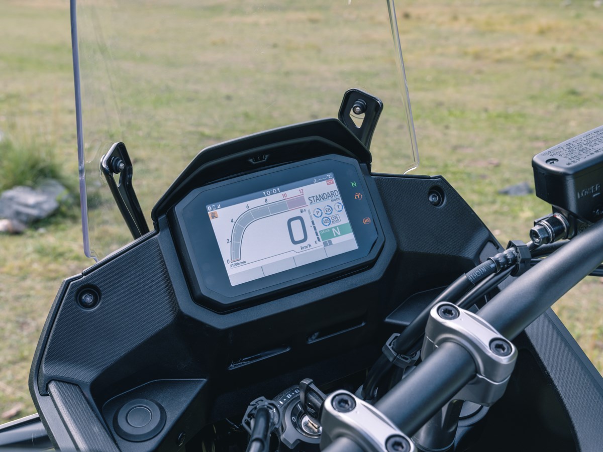 5吋的全彩TFT儀表顯示各項資訊，同時也提供HONDA藍芽連線等功能