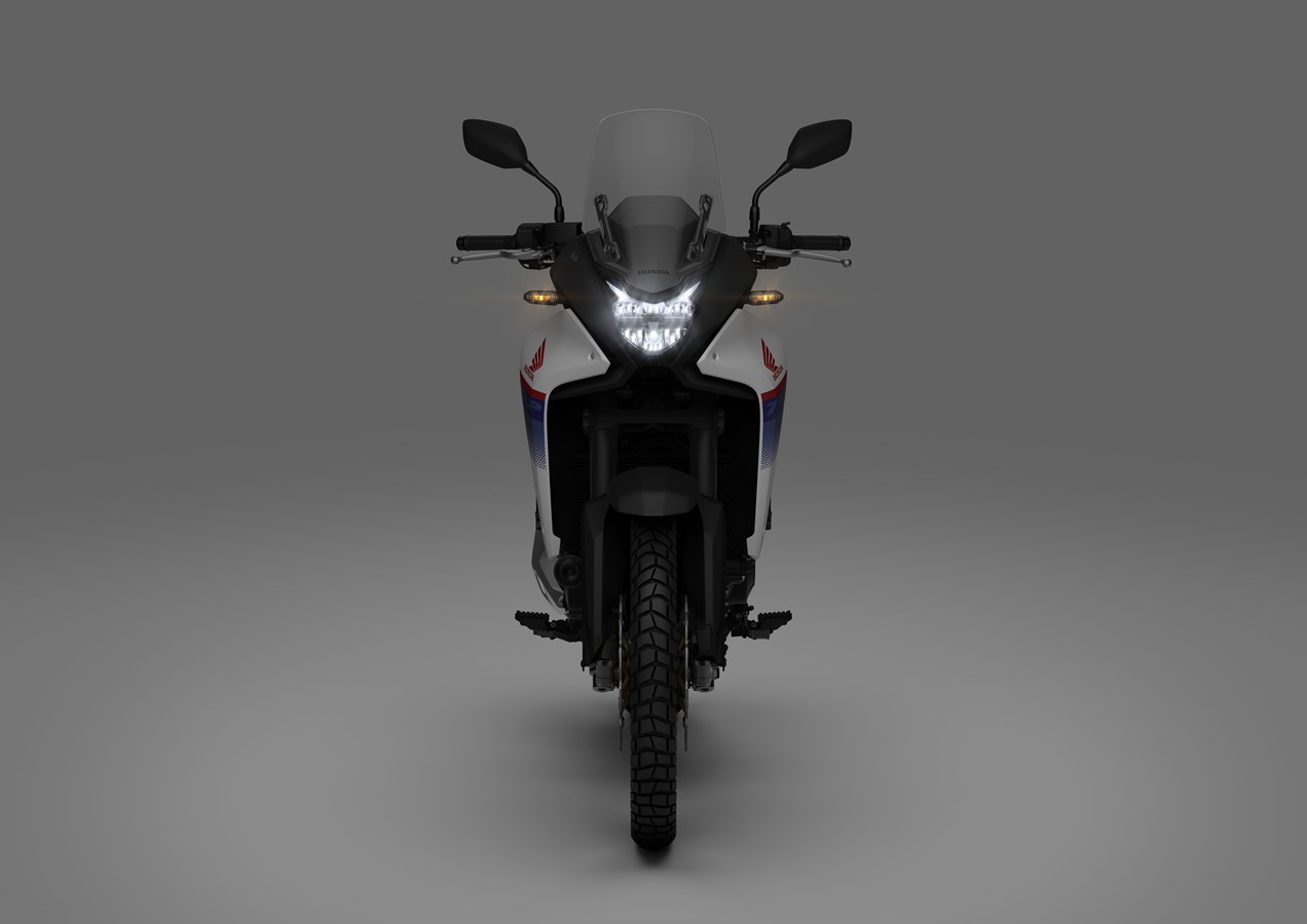 車燈部分與剛發表不久的黃蜂CB750 HORNET相同