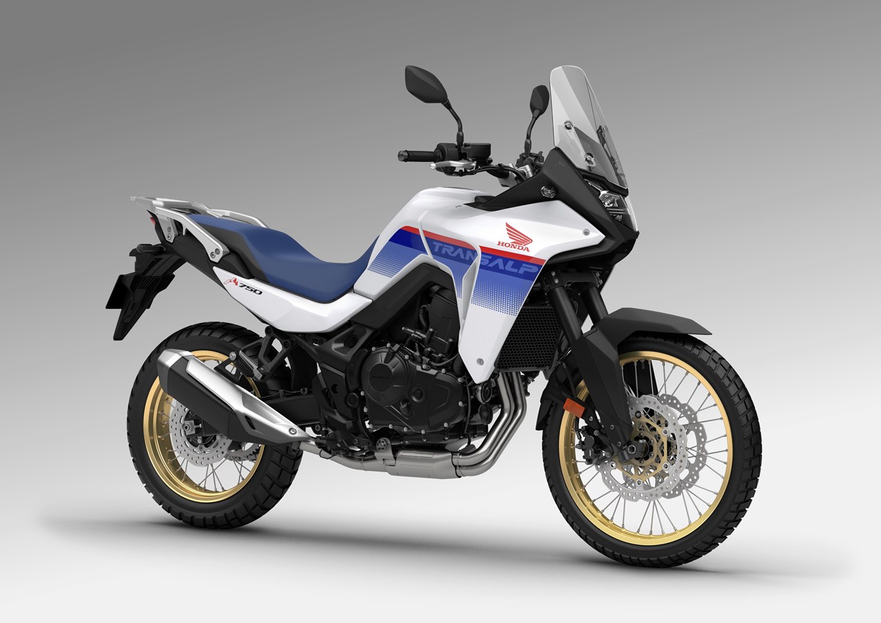 因應新世代的消費者喜好，HONDA以共構方式，XL750 TRANSALP同樣搭載755c.c.並列雙缸引擎