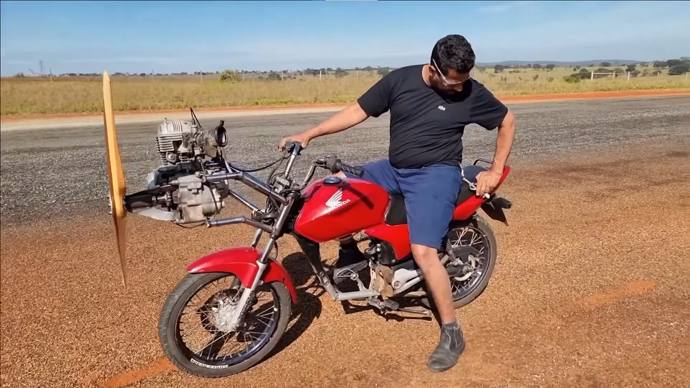 直接在影片標題寫上「最瘋狂的機車」,Professos Pardal直接將引擎和螺旋槳架立在車頭前方