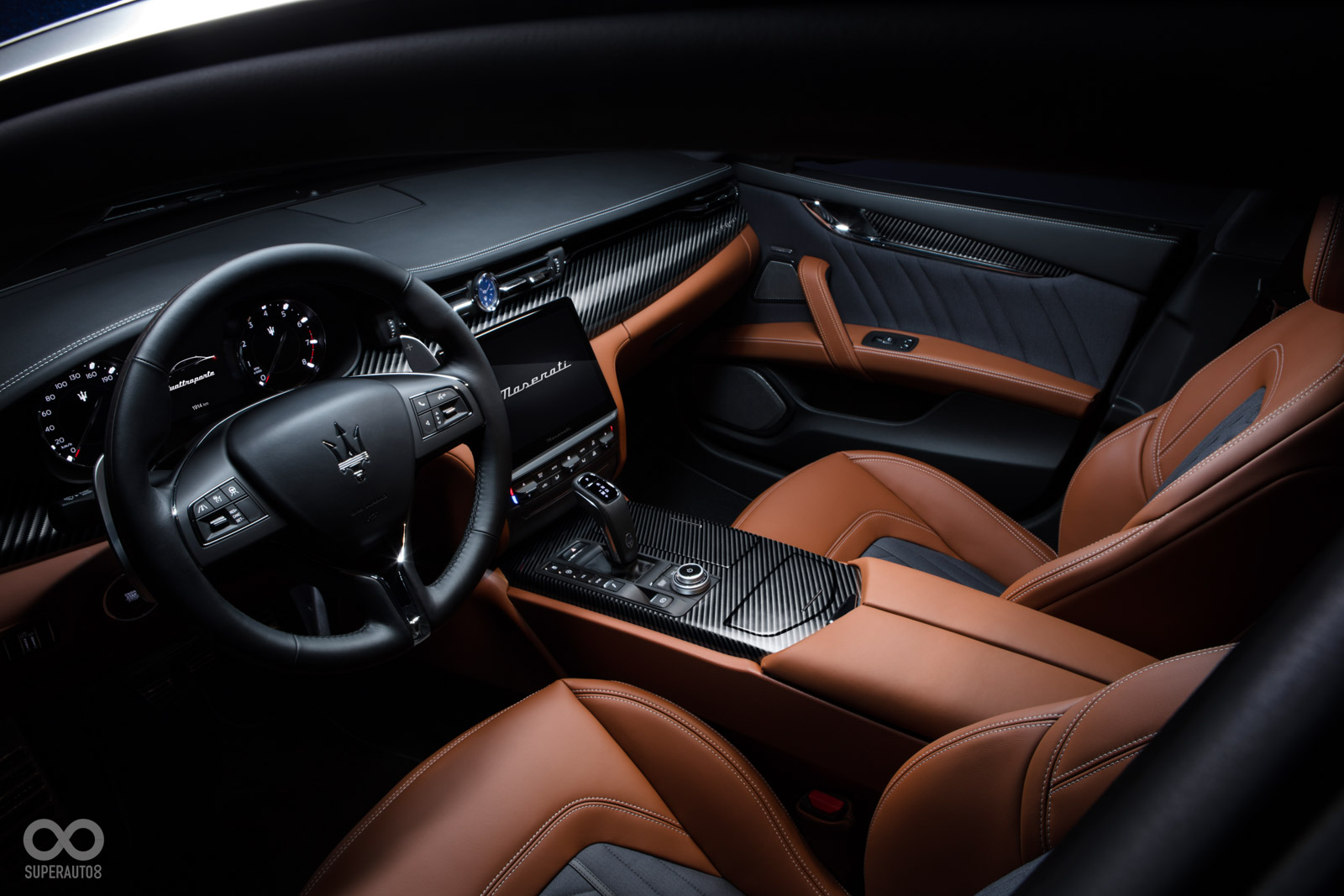 2022年式Quattroporte GT車型搭載3.0L V6雙渦輪增壓引擎,具備暢快帶勁的350hp/500Nm最大輸出,以精緻細膩的設計細節進一步強調優雅豪華的駕馭氛圍