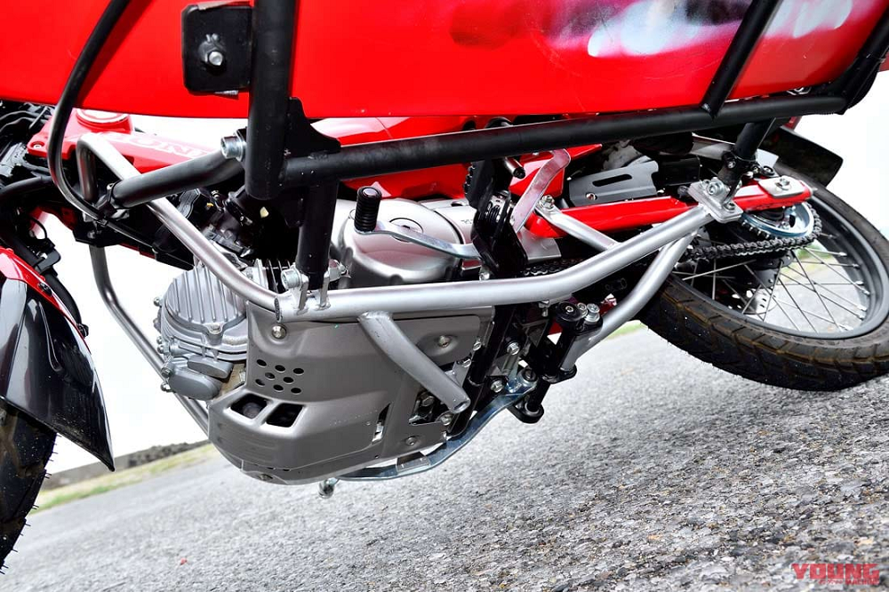 車架連接處還另外裝上了引擎護蓋