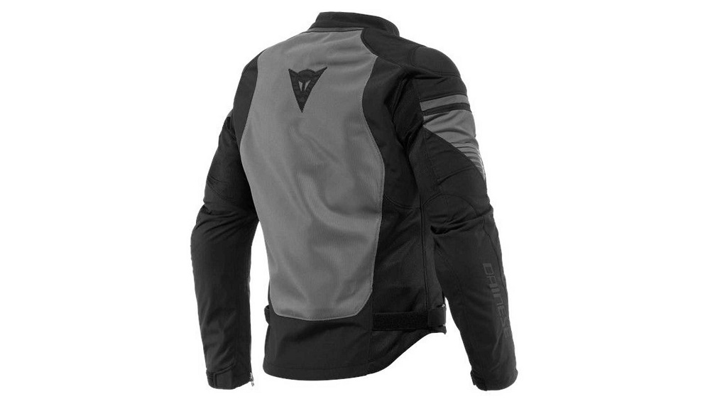 為了減少外套穿著時的悶熱感，Air Fast Tex Jacket用上了許多透氣材質