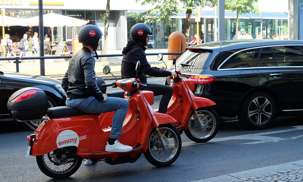 德國柏林的共享機車Emmy。在歐美的城市,共享機車已經變成了許多旅客和通勤族的移動新寵兒,有著與大眾運輸系統差不多的價格,但是能享受更多的自由是共享機車受歡迎的主要原因。圖片來源.環境資訊中心 攝影:陳文姿