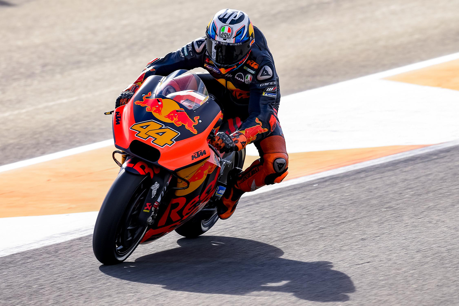 在封關站上順利站上頒獎台的Pol Espargaro,當年在Moto2時期就是現役冠軍Marquez的勁敵,期待在KTM往下一階段邁進之後,能夠讓小E再現當年的刺激畫面