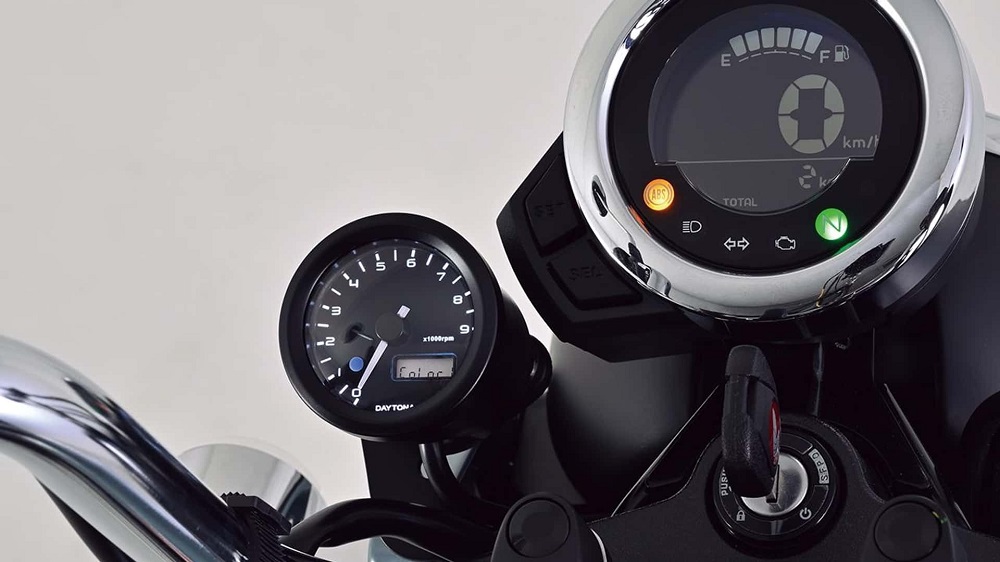 所有配件中最亮眼的無非就是儀表旁這顆隨插即用的轉速表