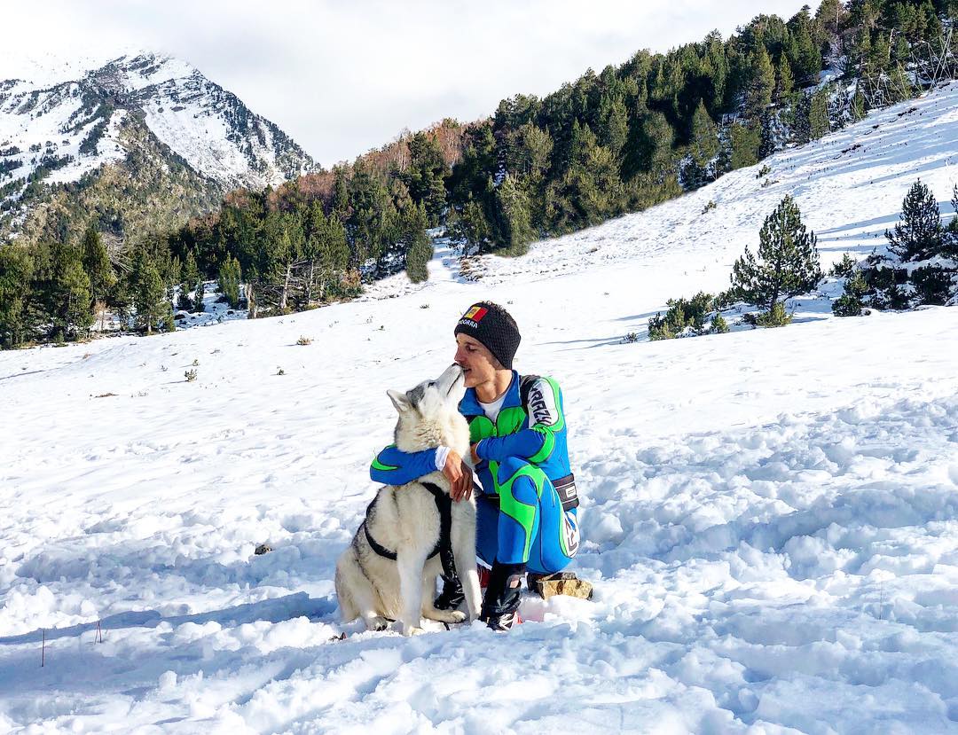 從Pol Espargaro的社群網站上，可以看見許多他正在運動或是與動物的合影