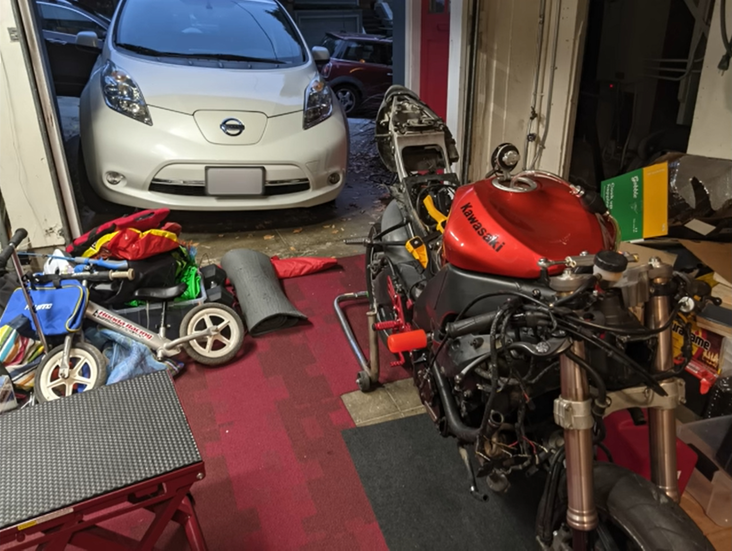 Young買回一台Kawasaki Ninja ZX-10R事故車,並將引擎移植到Leaf上