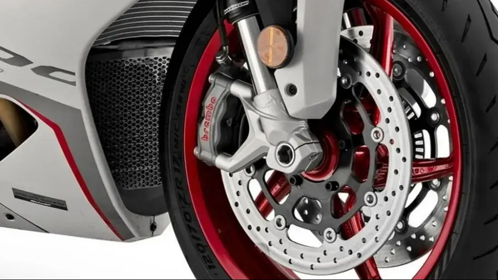 車輛前後都採用了Brembo制動組