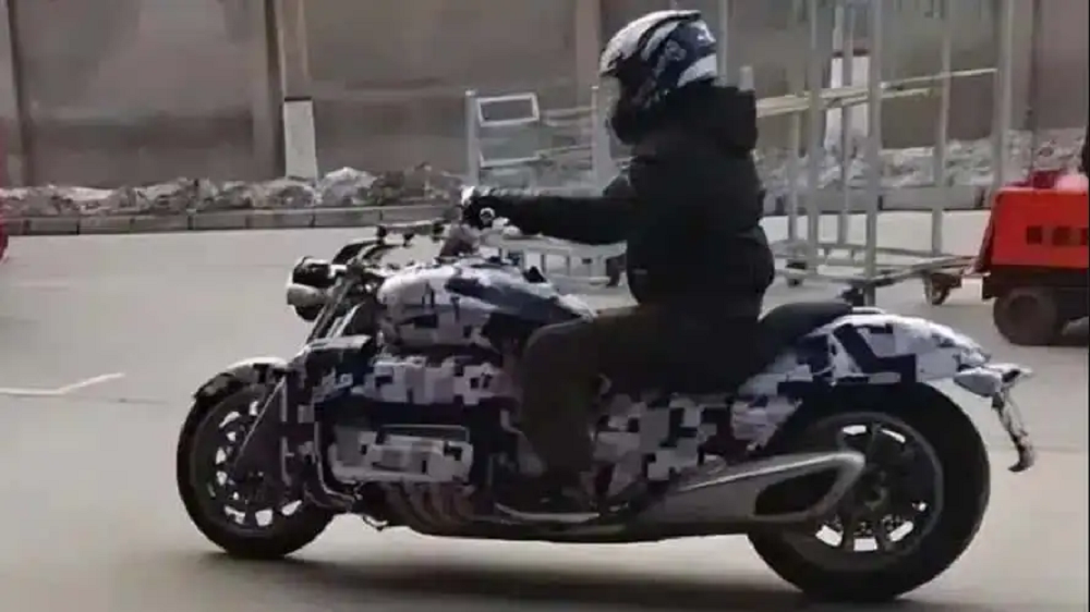 外媒也捕捉到採用相同平台的巡航車款間諜照，相信推出後也會吸引一波熱議