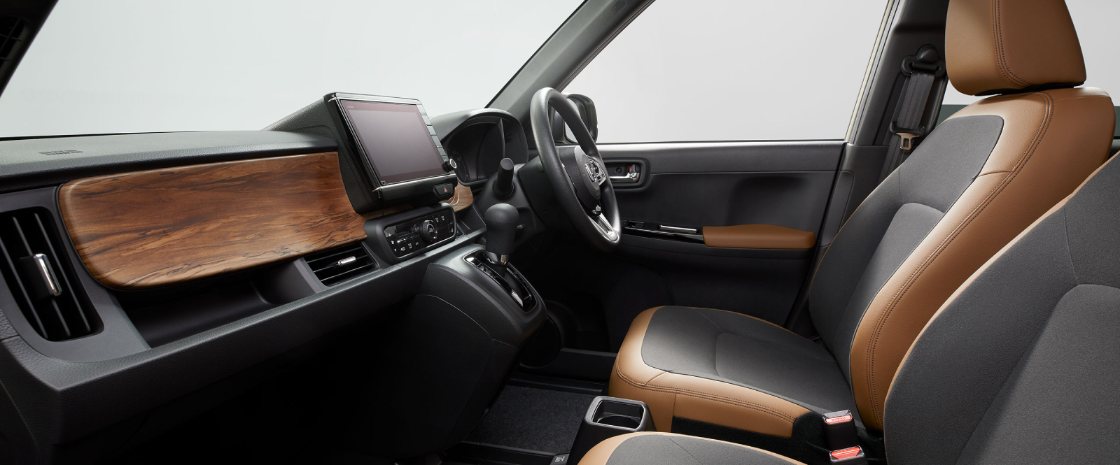 內裝因為木紋飾板和跳色搭配顯得十分有氣質