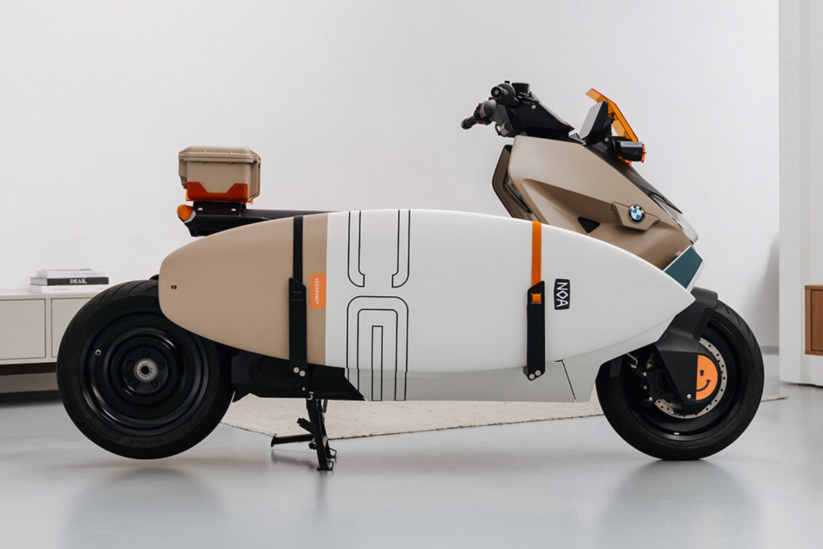 加上衝浪板後，CE 04 Vagabund Moto Concept瞬間有了度假的氛圍