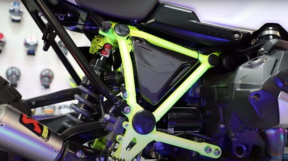 原本的副車架換成了鈦合金的材質,減少整輛車的車重