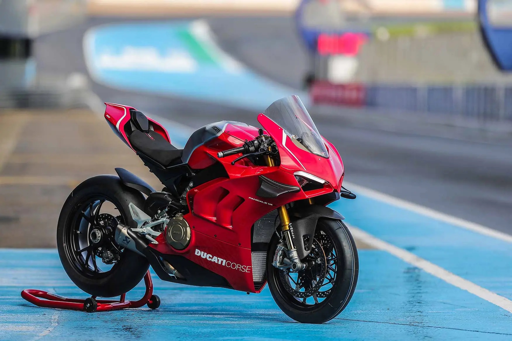 現行款的DUCATI Panigale V4R，僅在前土除以及定風翼的材質上使用了碳纖維