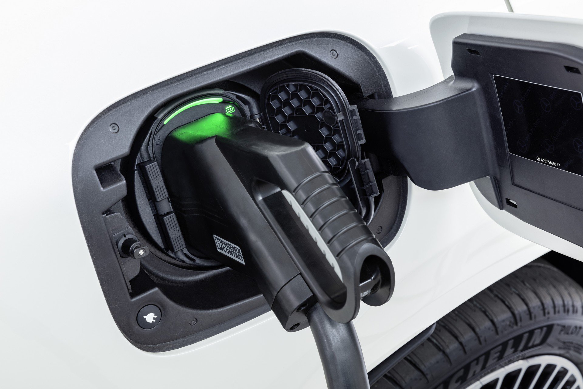 充電阜搭配快充，40分鐘就能充到80%