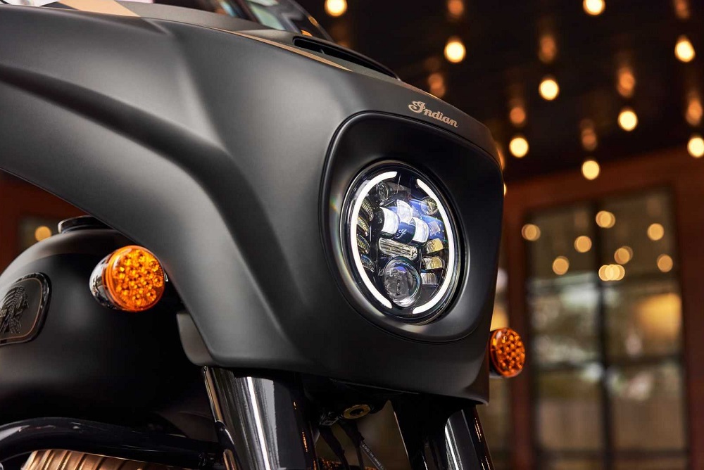 整輛車的燈具也都採用LED頭燈,車前的風鏡可以電動調整