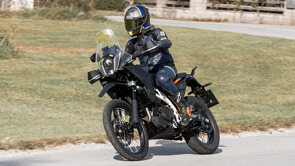 喜歡大改款390 ADV的讀者們可能要再等等，因為他可能要到2025年才會正式發表