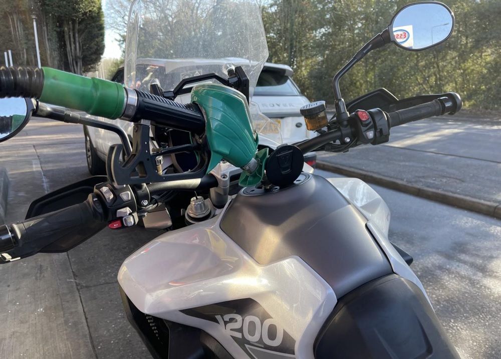 隨著2035年即將全面停售燃油車型,到加油站加油這項動作勢必也會走入歷史