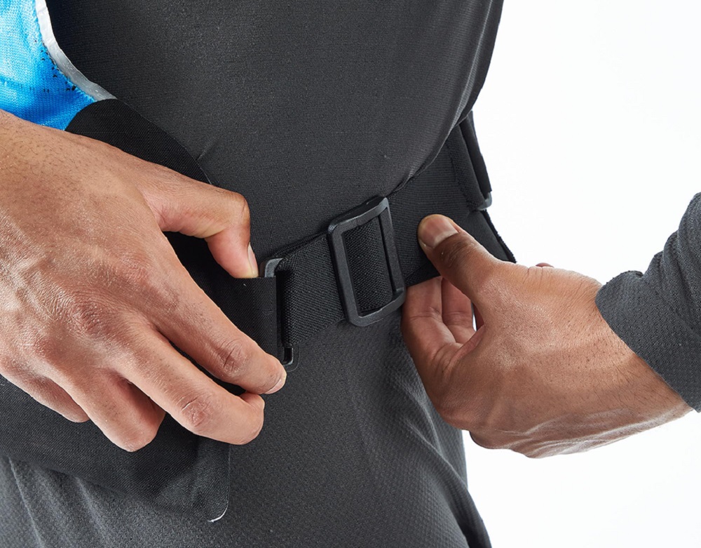 為了方便調整，背心兩側都配有調整帶