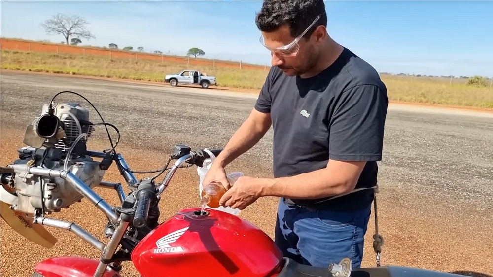 影片一開始,Professor Pardal直接倒入了一罐汽油確保引擎有足夠燃料運轉