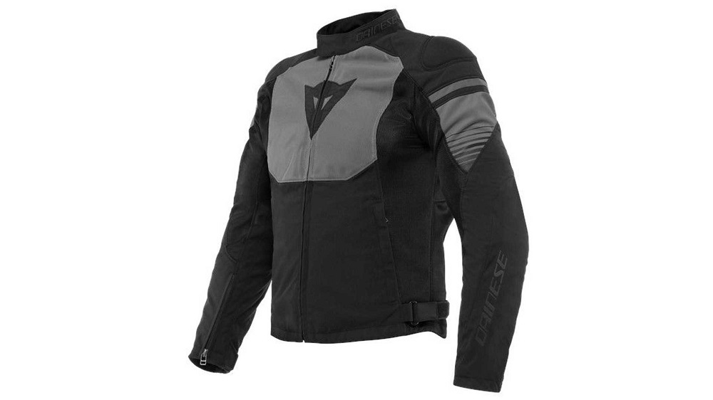 抓準了夏天即將到來的商機，Dainese推出了專為春、夏天使用的防摔外套Air Fast Tex Jacket