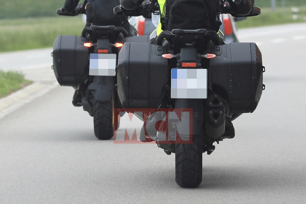 車尾也裝上了雷達感應器,或許暗示著360度環景系統和盲點偵測都將上身