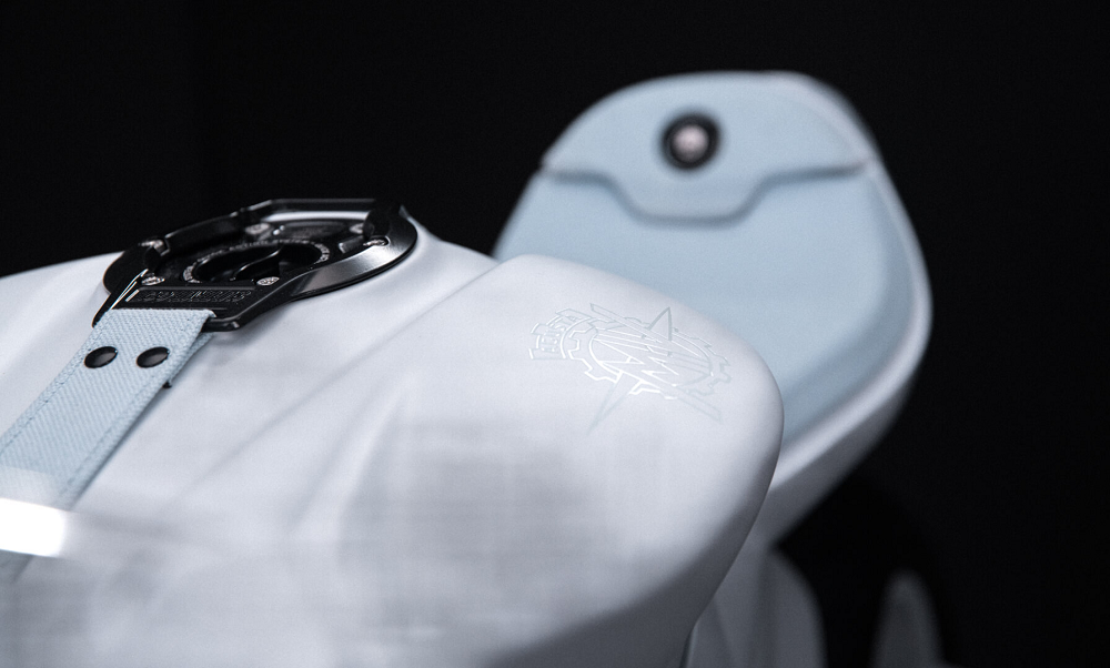 油箱上的MV Agusta廠徽也同樣採用白色塗裝,但還是可以和油箱本身的顏色區分