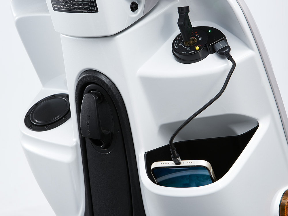 新增前置物空間、鑰匙孔整合5V2A充電座，提升使用便利性。