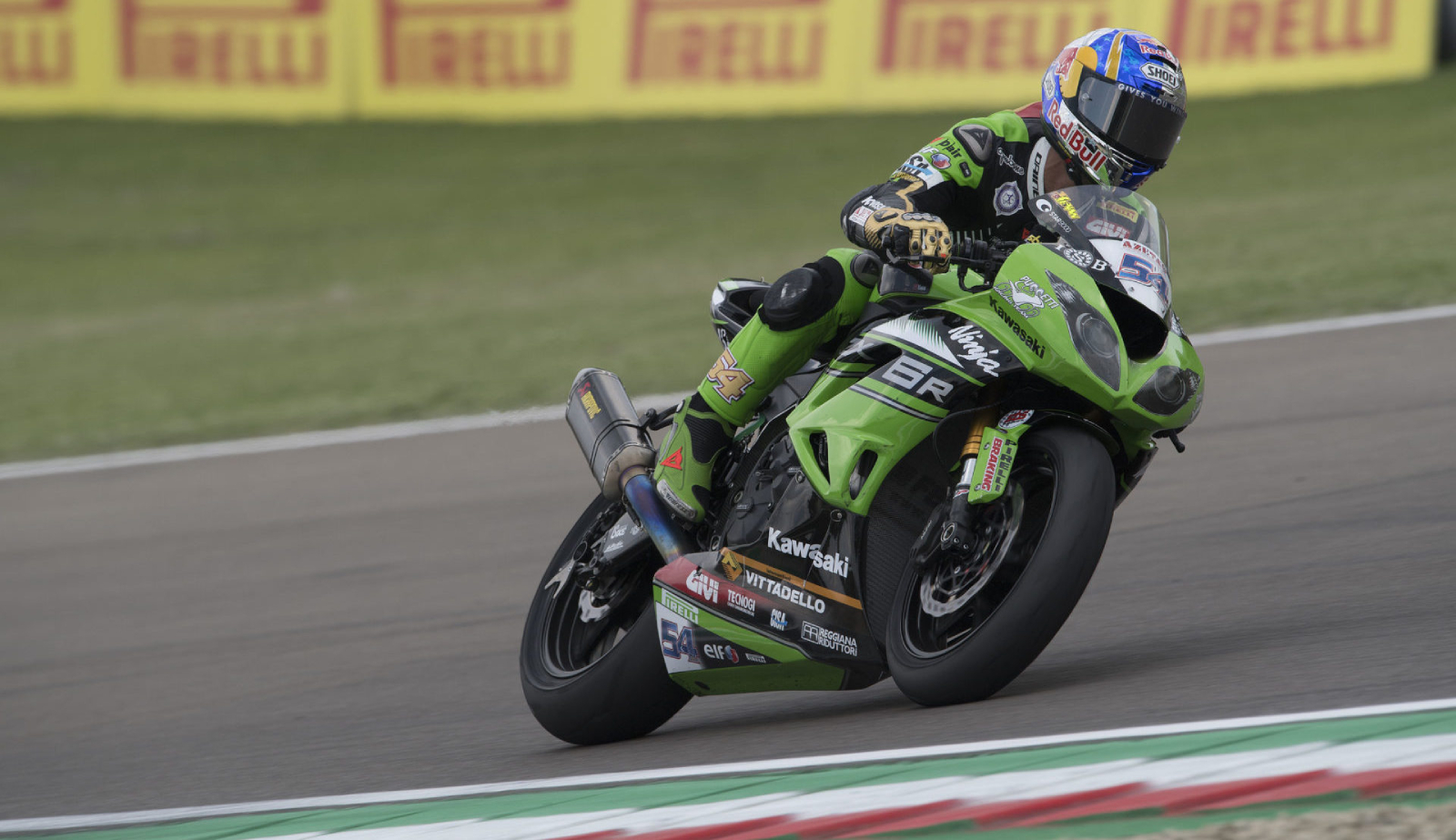 父親Kenan Sofuoğlu曾在賽車界打滾多年，創造輝煌戰績